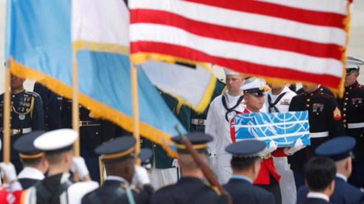 Một binh sỹ mang một hộp đựng hài cốt được cho là của binh sỹ Mỹ được Triều Tiên trao trả, tại căn cứ không quân Osan, Hàn Quốc, ngày 27/7 - Ảnh: Reuters.