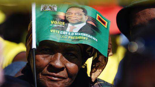 Một người Zimbabwe ủng hộ Tổng thống Emmerson Mnangagwa trong một sự kiện vận động tranh cử vào cuối tháng 6 - Ảnh: Reuters/CNBC.