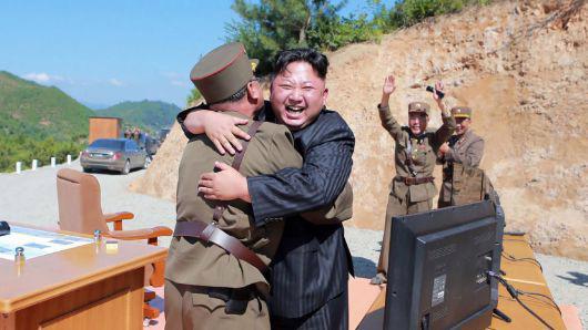 Nhà lãnh đạo Triều Tiên Kim Jong Un và các phụ tá vui mừng sau một vụ thử tên lửa thành công - Ảnh: KCNA/CNBC.