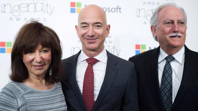 Ông Jeff Bezos (giữa) - nhà sáng lập Amazon.com, và mẹ là bà Jackie và cha dượng là ông Mike Bezos - Ảnh: Getty/Bloomberg.
