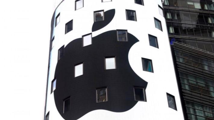 Logo Apple trên màn hình điện tử bên ngoài sàn giao dịch chứng khoán Nasdaq ở New York, Mỹ, sau khi kết thúc phiên giao dịch ngày 2/8 - Ảnh: Reuters.