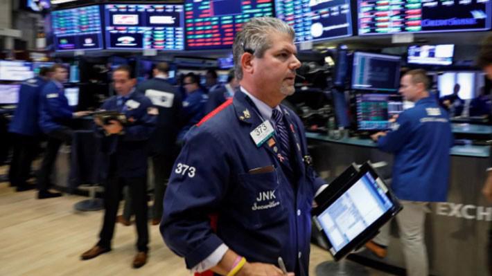 Các nhà giao dịch cổ phiếu trên sàn NYSE ở New York, Mỹ - Ảnh: Reuters.