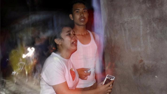 Phản ứng của hai người dân ở Lombok sau khi xảy ra trận động đất tối 5/8 - Ảnh: Antara Foto/Reuters.