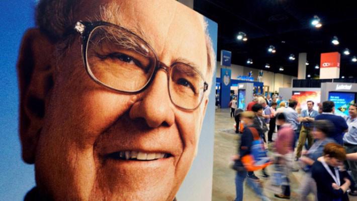Một bức ảnh lớn của ông Warren Buffett tại đại hội cổ đông Berkshire Hathaway ở Omaha, Nebraska, tháng 5/2018 - Ảnh: Reuters.