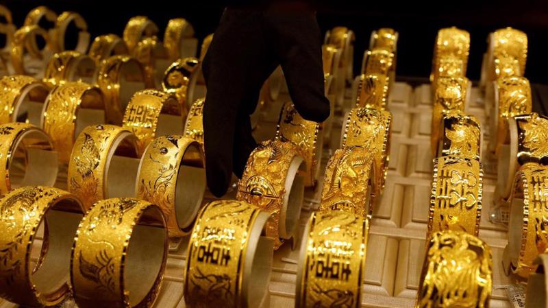 Đồng USD mạnh và khả năng Cục Dự trữ Liên bang Mỹ (FED) tiếp tục tăng lãi suất vẫn đang là nguồn sức ép giảm giá lớn nhất đối với vàng - Ảnh: Reuters.