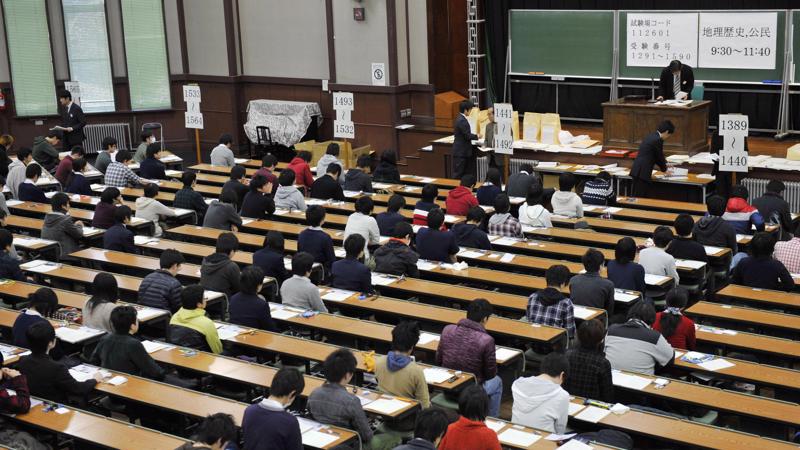 Thí sinh tham dự một kỳ thi đầu vào đại học ở Nhật Bản - Ảnh: Japan Times.