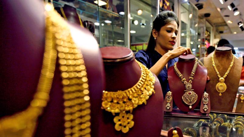 Trang sức vàng bày bán trong một cửa hiệu nữ trang ở Ấn Độ - Ảnh: Reuters.
