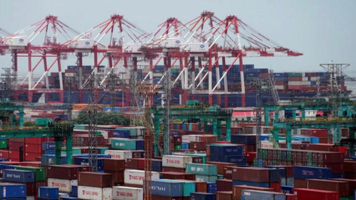 Những container hàng hóa tại một bến cảng ở Thượng Hải, Trung Quốc - Ảnh: Reuters.