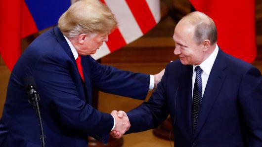 Tổng thống Mỹ Donald Trump (trái) và Tổng thống Nga Vladimir Putin trong cuộc gặp tại Helsinki, Phần Lan, hôm 16/7 - Ảnh: Reuters/CNBC.