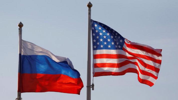 Cờ Nga và Mỹ tại sân bay quốc tế Vnukovo ở Moscow, Nga, hôm 11/4/2017 - Ảnh: Reuters.