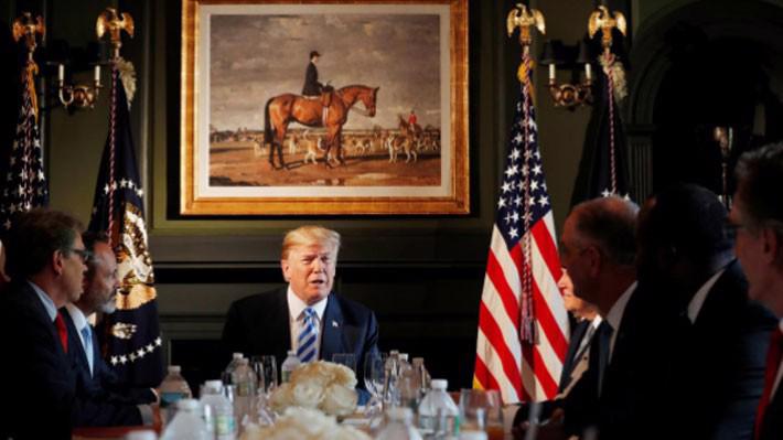 Tổng thống Mỹ Donald Trump trong một cuộc gặp bàn tròn với lãnh đạo các tiểu bang, tại New Jersey ngày 9/8 - Ảnh: Reuters.