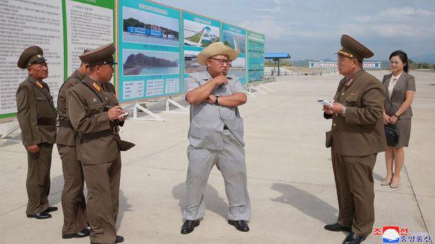 Nhà lãnh đạo Triều Tiên Kim Jong Un thị sát một nhà máy chế biến cá - Ảnh: KCNA/BBC.