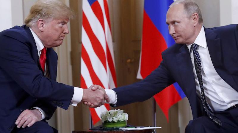Tổng thống Mỹ Donald Trump (trái) và Tổng thống Nga Vladimir Putin trong một lần gặp - Ảnh: AP.