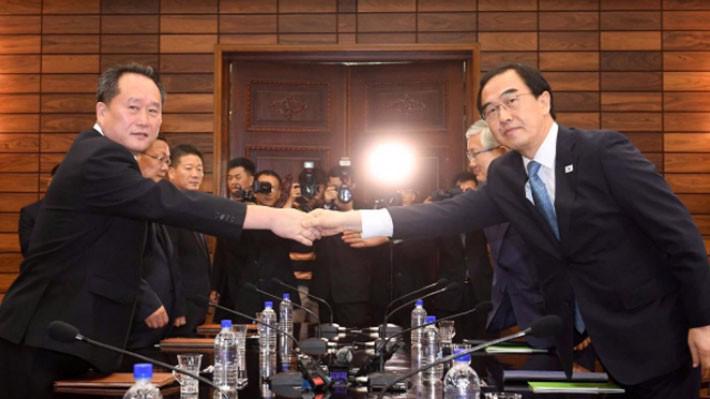 Bộ trưởng Bộ Thống nhất Hàn Quốc Cho Myoung-gyon (trái) bắt tay ông Ri Son Gwon - Chủ nhiệm Ủy ban Thống nhất Triều Tiên tại cuộc đàm phán ở Bàn Môn Điếm sáng 13/8 - Ảnh: Reuters.