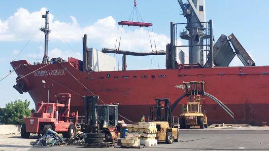 Thép nhập khẩu được dỡ xuống từ tàu chở hàng tại cảng Wilmington, bang Delaware, Mỹ - Ảnh: CNBC.