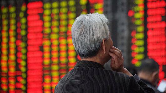 Những dấu hiệu cho thấy kinh tế Trung Quốc mất đà tăng trưởng và cuộc chiến thương mại Mỹ-Trung chưa hạ nhiệt tiếp tục gây sức ép lên giá cổ phiếu Trung Quốc - Ảnh: Reuters.