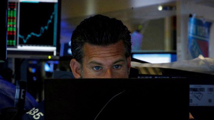 Một nhà giao dịch cổ phiếu dang làm việc trên sàn NYSE ở New York, Mỹ - Ảnh: Reuters.