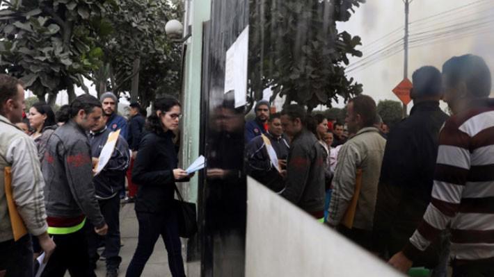 Người di cư Venezuela xếp hàng xin giấy cư trú tạm thời tại trụ sở Interpol ở Lima, Peru, ngày 16/8 - Ảnh: Reuters.