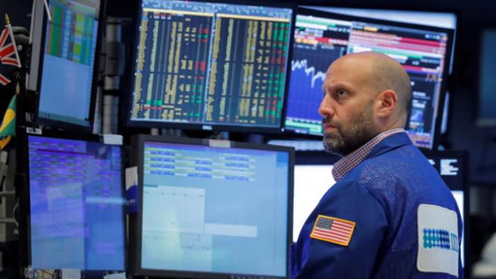 Một nhà giao dịch cổ phiếu trên sàn NYSE ở New York, Mỹ, ngày 17/8 - Ảnh: Reuters.