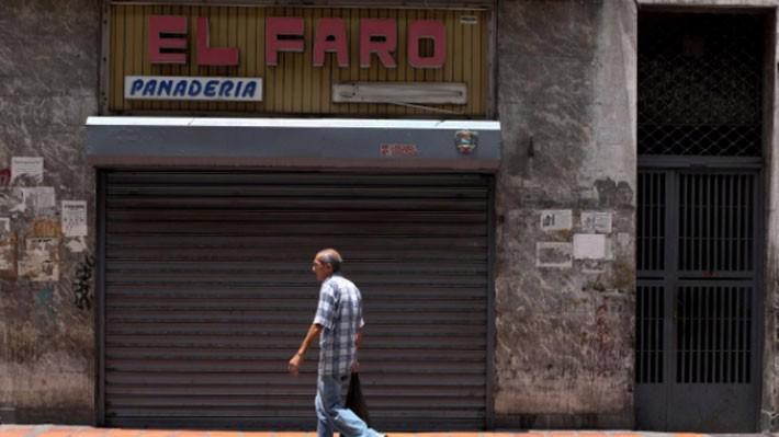 Một tiệm bánh đóng cửa ở trung tâm thủ đô Caracas của Venezuela hôm 18/8 - Ảnh: Reuters.