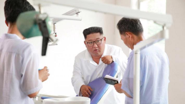Nhà lãnh đạo Triều Tiên Kim Jong Un thăm nhà máy thiết bị y tế Myohyangsan - Ảnh: KCNA/Reuters.