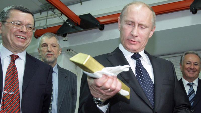 Tổng thống Nga Vladimir Putin thăm hầm vàng của Ngân hàng Trung ương Nga ở Moscow, năm 2011 - Ảnh: Reuters.