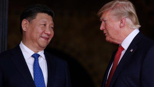 Chủ tịch Trung Quốc Tập Cận Bình (trái) và Tổng thống Mỹ Donald Trump trong cuộc gặp ở Florida, tháng 4/2017 - Ảnh: Reuters/CNBC.