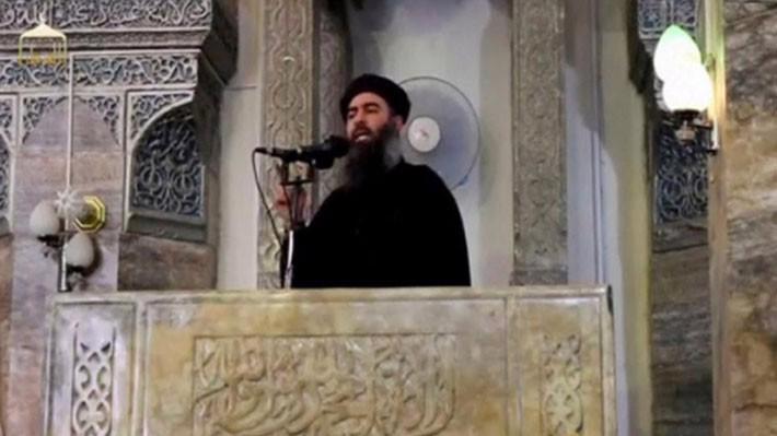 Trùm khủng bố IS, tên Abu Bakr al-Baghdadi, trong một đoạn video vào tháng 7/2014 - Ảnh: Reuters.