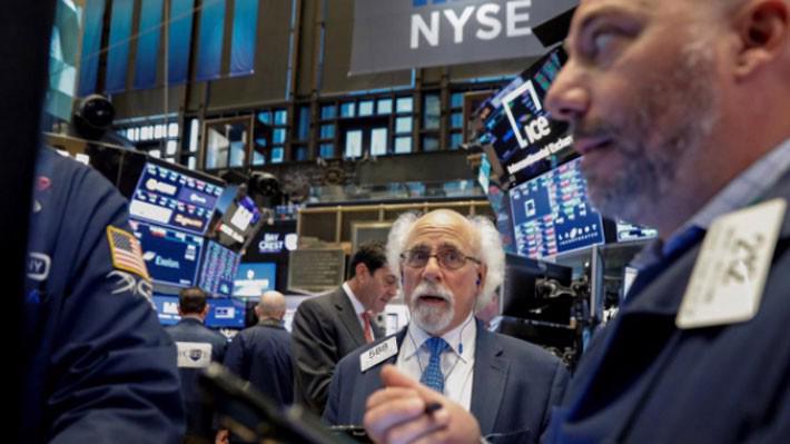 Các nhà giao dịch cổ phiếu trên sàn NYSE ở New York, Mỹ - Ảnh: Reuters.