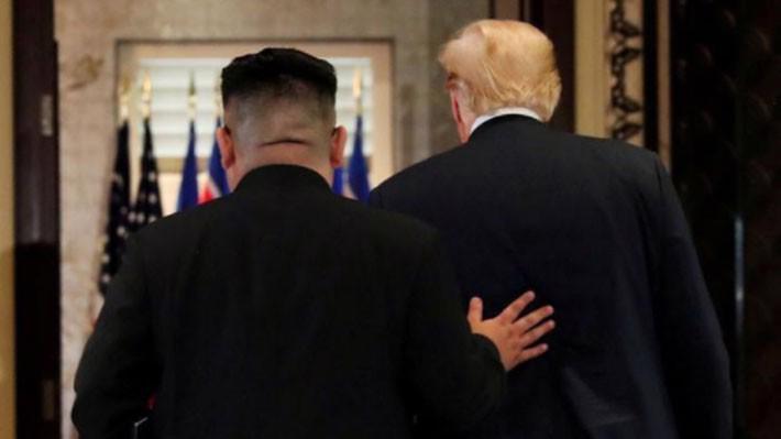 Nhà lãnh đạo Triều Tiên Kim Jong Un (trái) và Tổng thống Mỹ Donald Trump trong cuộc gặp lịch sử ở Singapore hôm 12/6 - Ảnh: Reuters.