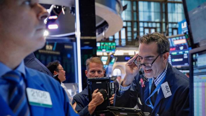 Các nhà giao dịch cổ phiếu trên sàn NYSE ở New York, Mỹ - Ảnh: Reuters.