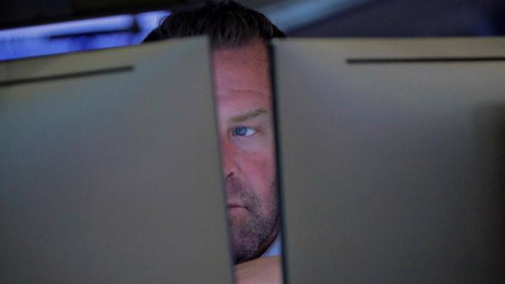 Một nhà giao dịch cổ phiếu đang làm việc trước màn hình máy tính trên sàn NYSE ở New York, Mỹ, ngày 31/8 - Ảnh: Reuters.