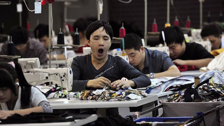 Cuộc khảo sát Caixin-Markit tháng 8 nói rằng chiến tranh thương mại đang đè nặng lên "tâm lý nói chung" của các doanh nghiệp trong ngành sản xuất Trung Quốc - Ảnh: WSJ.