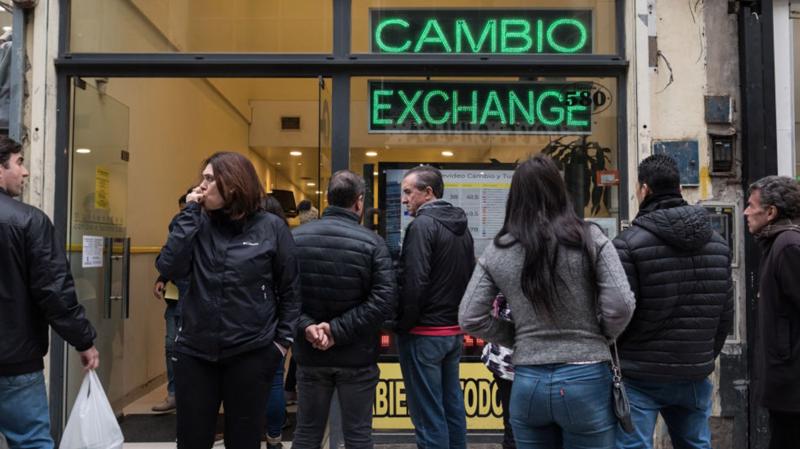Khách hàng đứng ngoài một địa điểm thu đổi ngoại tệ ở Buenos Aires, Argentina, hôm 30/8 - Ảnh: Getty/CNBC.