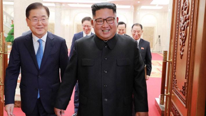 Nhà lãnh đạo Triều Tiên Kim Jong Un (phải) trong cuộc gặp với cố vấn an ninh quốc gia Hàn Quốc Kim Eui-yong (trái) tại Bình Nhưỡng, ngày 5/9 - Ảnh: Phủ Tổng thống Hàn Quốc/Reuters.