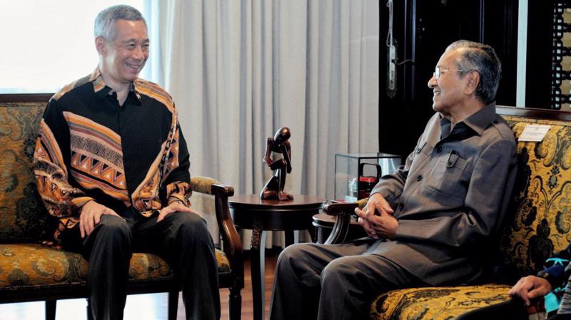 Thủ tướng Singapore Lý Hiển Long (trái) trong một cuộc gặp với Thủ tướng Malaysia Mahathir Mohamad (phải) - Ảnh: States Times Review.