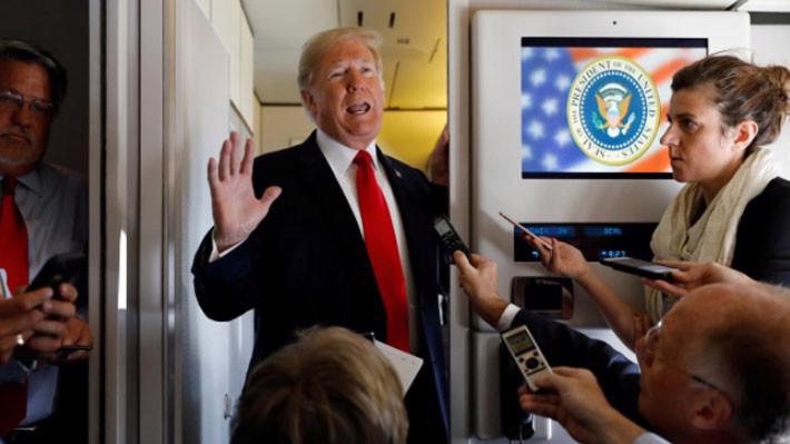 Tổng thống Mỹ Donald Trump phát biểu trước báo giới trên chuyên cơ Không lực 1 ngày 7/9 - Ảnh: Reuters.