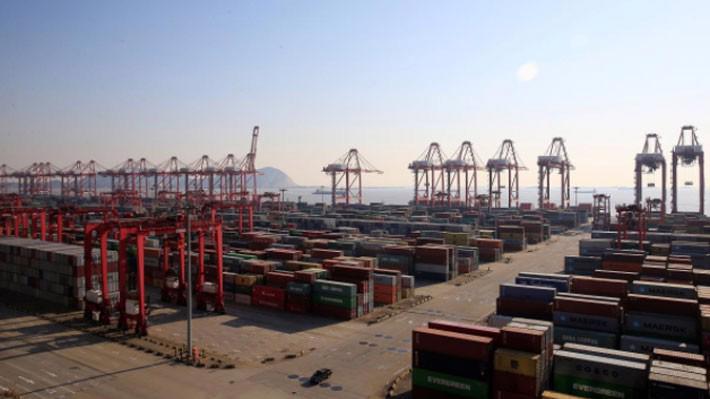 Những container hàng hóa ở cảng Yangshang, Thượng Hải, Trung Quốc - Ảnh: Reuters.