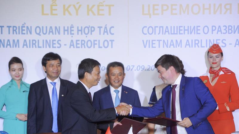 Ông Trịnh Ngọc Thành - Phó Tổng giám đốc Vietnam Airlines (trái) và Ông Andrey Chikhanchin - Phó Tổng giám đốc Aeroflot (phải) ký và trao Thỏa thuận phát triển quan hệ hợp tác giữa hai hãng. 