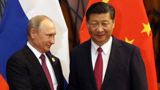 Tổng thống Nga Vladimir Putin và Chủ tịch Trung Quốc Tập Cận Bình trong một lần gặp vào năm 2017 - Ảnh: Getty/CNBC.