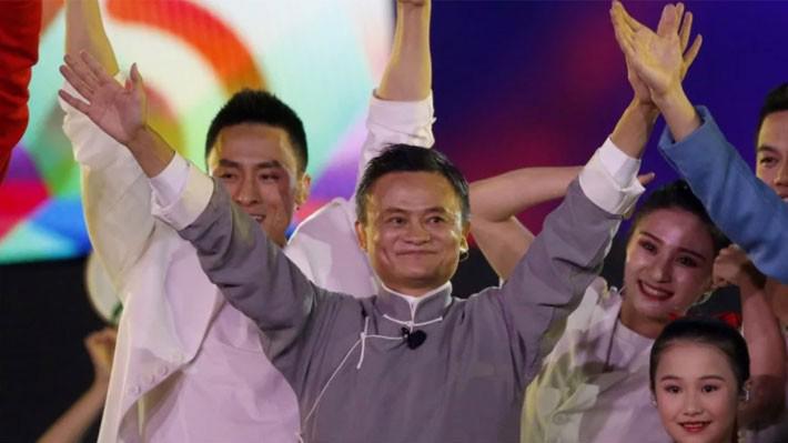 Jack Ma vẫy chào khán giả tại lễ bế mạc Đại hội Thể thao châu Á (Asian Games) lần thứ 18 tại Jakarta, Indonsia - Ảnh: AP/SCMP.