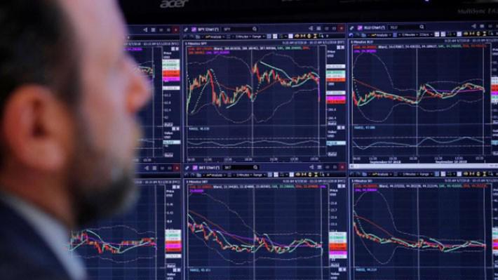 Một nhà giao dịch cổ phiếu làm việc trước màn hình máy tính trên sàn NYSE ở New York, Mỹ, ngày 11/9 - Ảnh: Reuters.