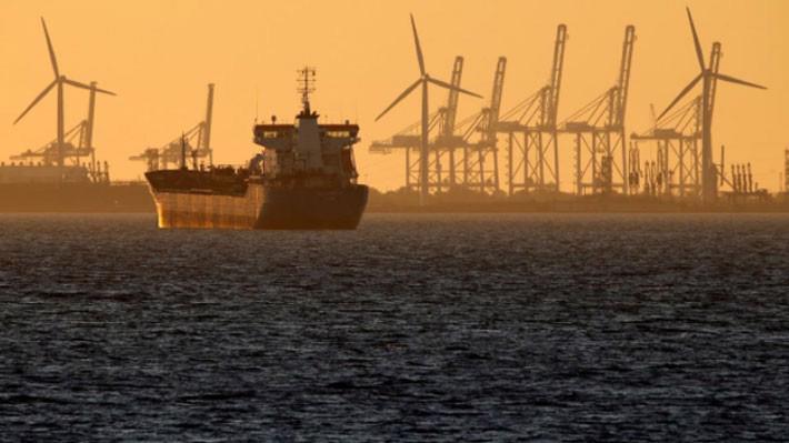 Một con tàu chở dầu neo đậu gần cảng Marseille, hôm 5/10/2017 - Ảnh: Reuters.