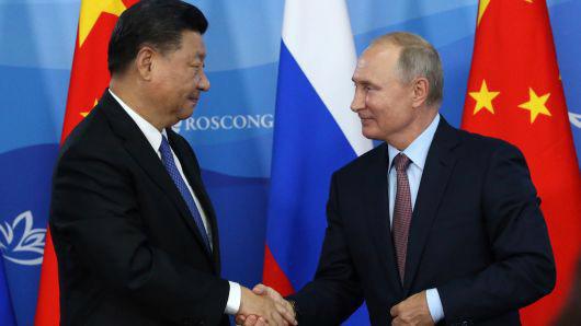 Chủ tịch Trung Quốc Tập Cận Bình (trái) và Tổng thống Nga Vladimir Putin trong cuộc gặp ngày 11/9 tại Vladivostok, Nga - Ảnh: Getty/CNBC.