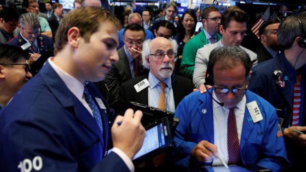 Các nhà giao dịch cổ phiếu trên sàn NYSE ở New York, Mỹ, ngày 12/9 - Ảnh: Reuters.