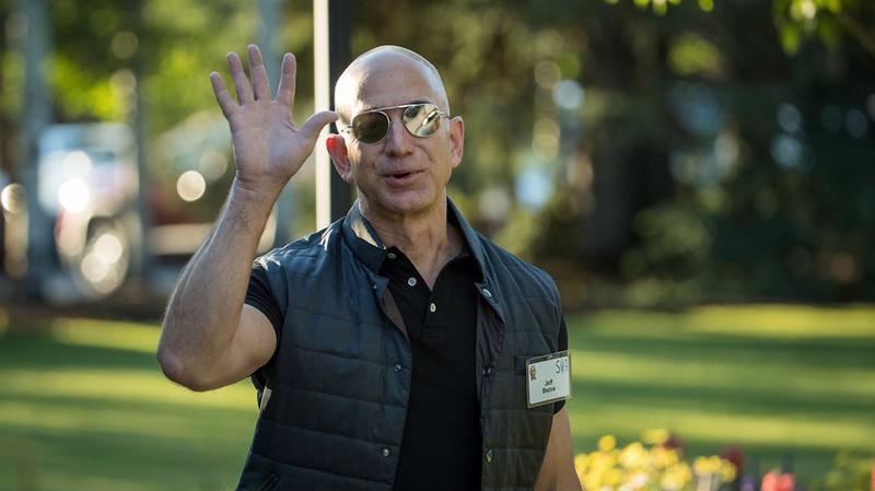 Tỷ phú giàu nhất thế giới Jeff Bezos - Ảnh: Getty/MarketWatch.