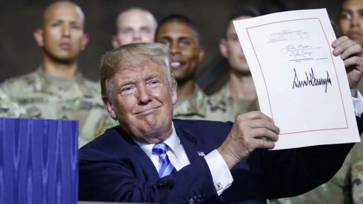 Tổng thống Donald Trump ký đạo luật gia tăng quyền lực cho Ủy ban Đầu tư nước ngoài tại Mỹ (CFIUS) - Ảnh: AP/SCMP.