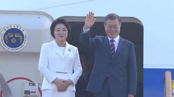 Tổng thống Hàn Quốc Moon Jae-in và đệ nhất phu nhân Kim Jung-sook lên máy bay để đi tới Bình Nhưỡng sáng 18/9 - Ảnh: KBS/Reuters.