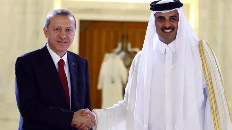 Tổng thống Thổ Nhĩ Kỳ Tayyip Erdogan (trái) và tiểu vương Qatar.