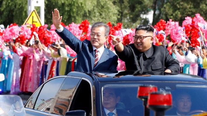 Tổng thống Hàn Quốc Moon Jae-in (trái) và nhà lãnh đạo Triều Tiên Kim Jong Un di chuyển trên đường phố ở Bình Nhưỡng trong tiếng reo hò cổ vũ của người dân ngày 18/9 - Ảnh: Reuters.